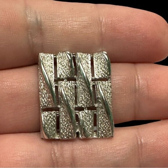 Vintage Gold-Tone Textured Clip-On Earrings Rectangular Design With Woven Detail - Picture 4 of 4